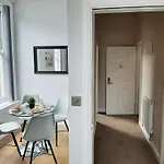 Malton Central Apartments 아파트 *